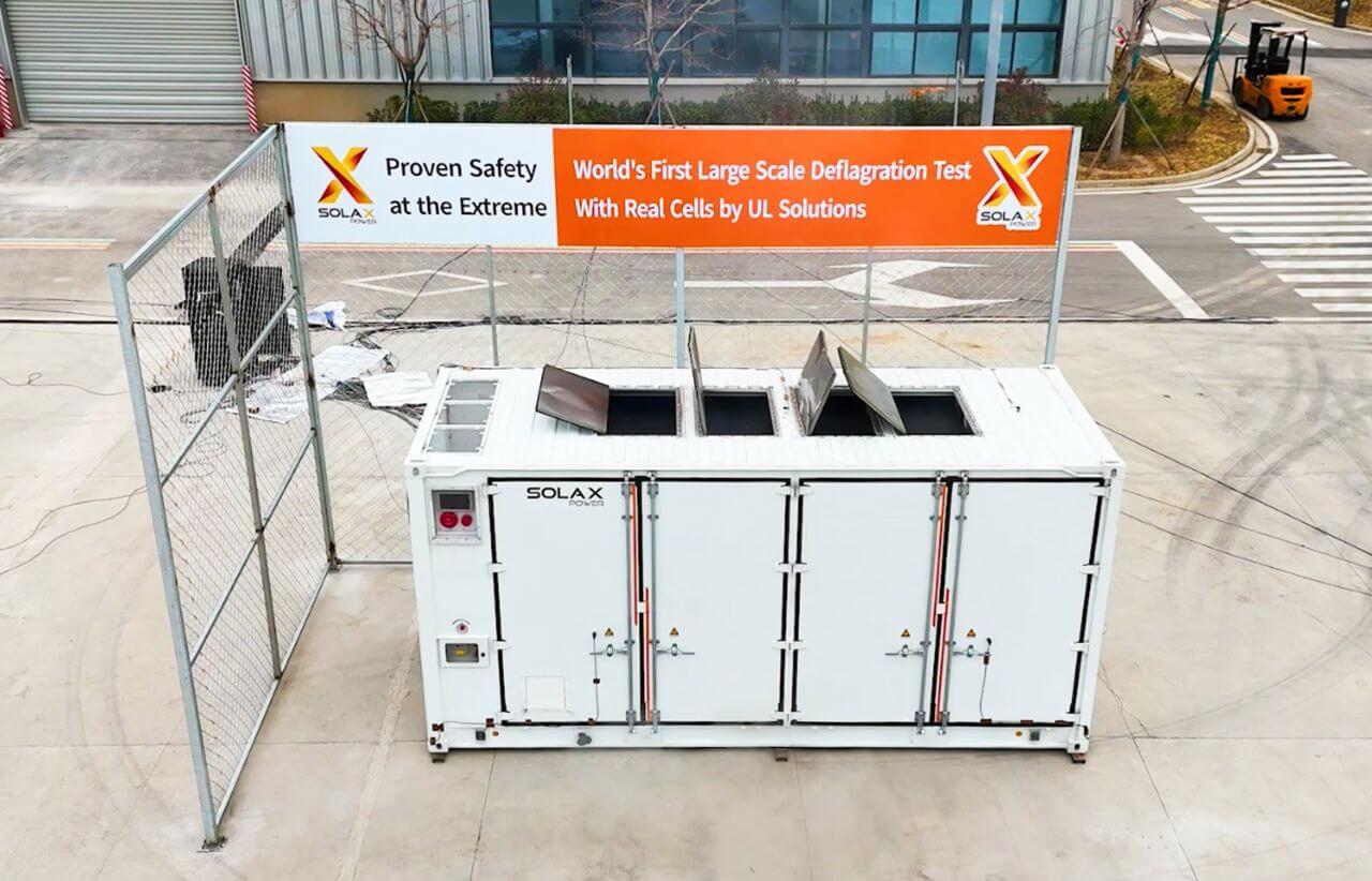 Testet utfördes på ett fullt integrerat ORI 5MWh storskaligt energilagringssystem. Under kontrollerade förhållanden försattes riktiga battericeller avsiktligt i termisk rusning, med nödventilationssystemet stängt under hela förloppet. Systemet genomgick sedan hela sekvensen av utsläpp av brandfarlig gas, uppbyggnad och deflagration, vilket täcker den viktigaste riskkedjan som används vid systemnivåsäkerhetsbedömning. Testplatsen, systemkonfigurationen och driftsförhållandena planerades av UL Solutions baserat på simuleringsarbete och utformades för att representera ett mycket krävande scenario. Utlösningspunkten placerades i ett område där tryckvågor och flamstörningar kan utvecklas starkare, vilket ökar utmaningen för strukturell integritet och tryckavlastningsvägar. Systemets respons överensstämde med designförväntningar.jpg Testet utfördes på ett fullt integrerat ORI 5MWh storskaligt energilagringssystem. Under kontrollerade förhållanden försattes riktiga battericeller avsiktligt i termisk rusning, med nödventilationssystemet stängt under hela förloppet. Systemet genomgick sedan hela sekvensen av utsläpp av brandfarlig gas, uppbyggnad och deflagration, vilket täcker den viktigaste riskkedjan som används vid systemnivåsäkerhetsbedömning. Testplatsen, systemkonfigurationen och driftsförhållandena planerades av UL Solutions baserat på simuleringsarbete och utformades för att representera ett mycket krävande scenario. Utlösningspunkten placerades i ett område där tryckvågor och flamstörningar kan utvecklas starkare, vilket ökar utmaningen för strukturell integritet och tryckavlastningsvägar. Systemets respons överensstämde med designförväntningar.jpg